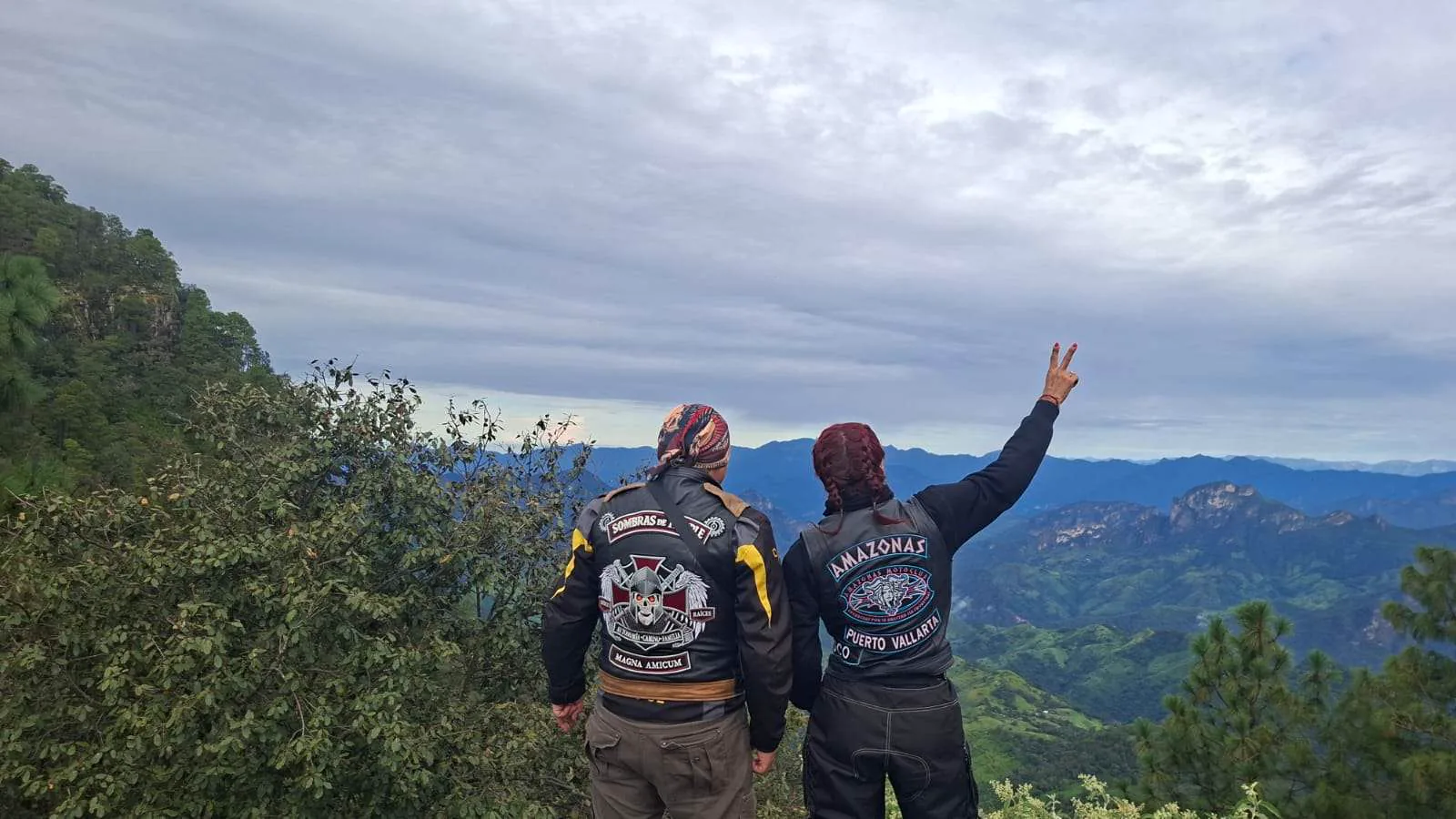 Integrantes del club contemplando el paisaje durante la Gran Ruta.
