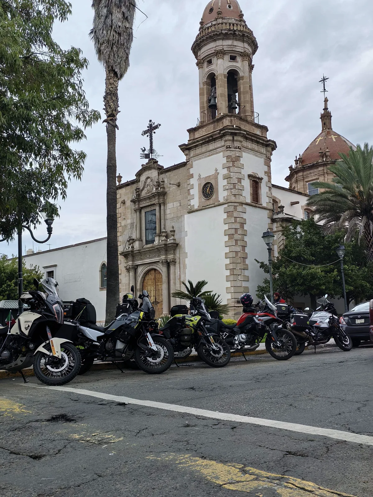 Motocicletas reunidas frente a una iglesia durante la Gran Ruta.
