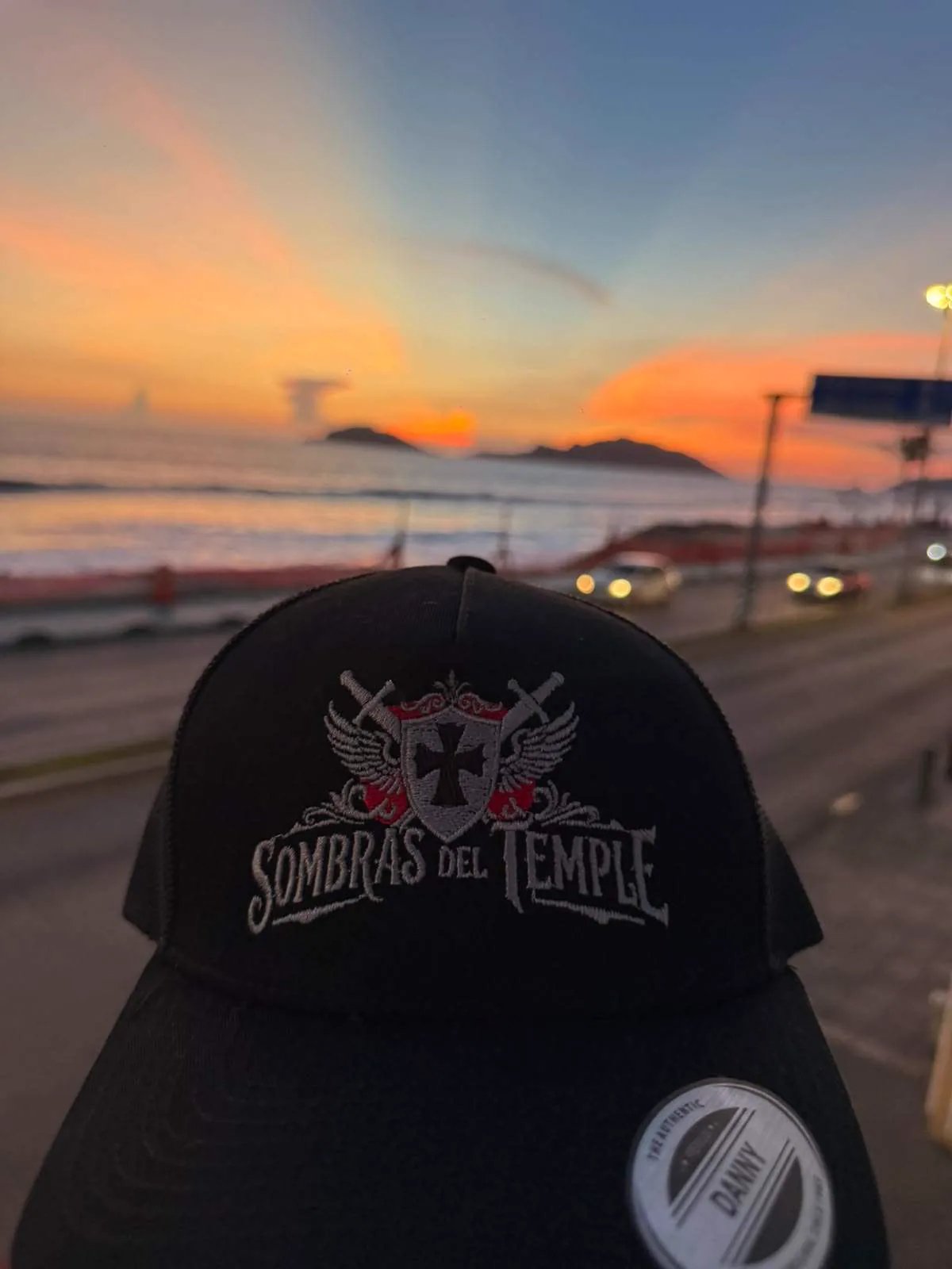 Gorra de Sombras de Temple frente al atardecer durante el recorrido.
