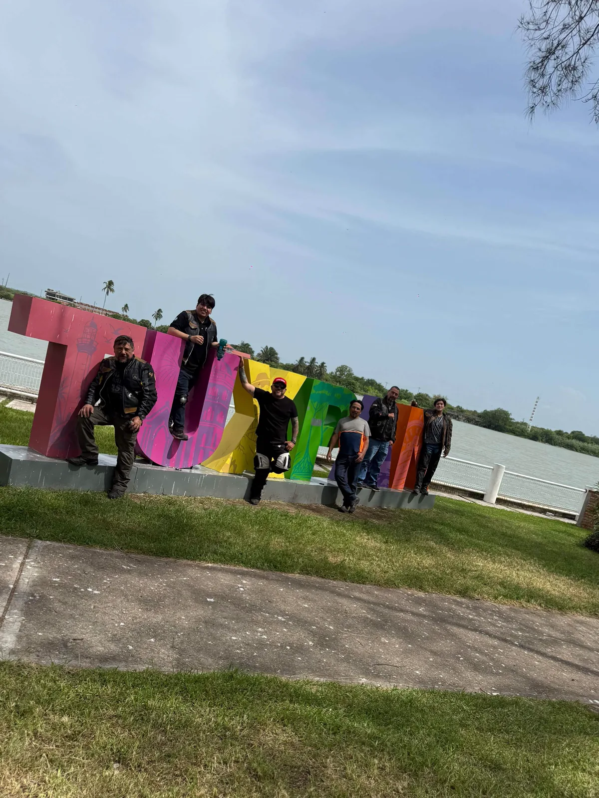 Integrantes de Sombras de Temple durante el primer viaje a Tuxpan.