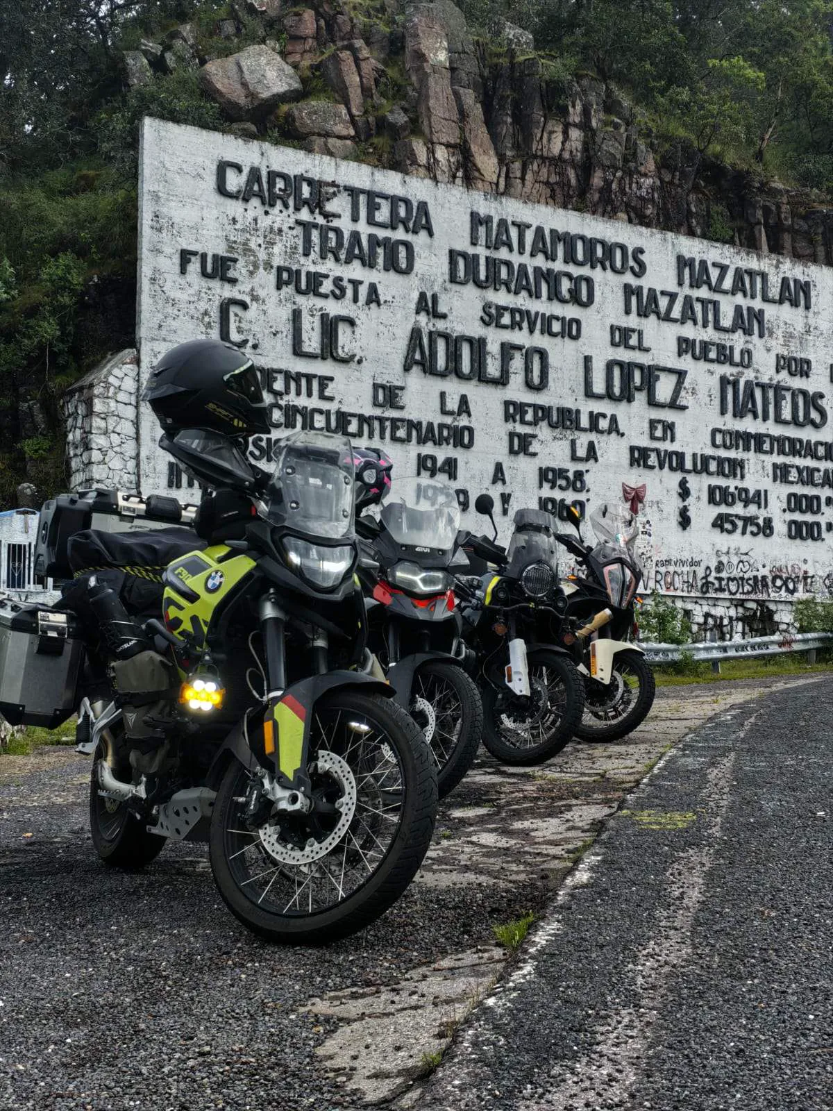 Motocicletas de Sombras de Temple reunidas durante una rodada.