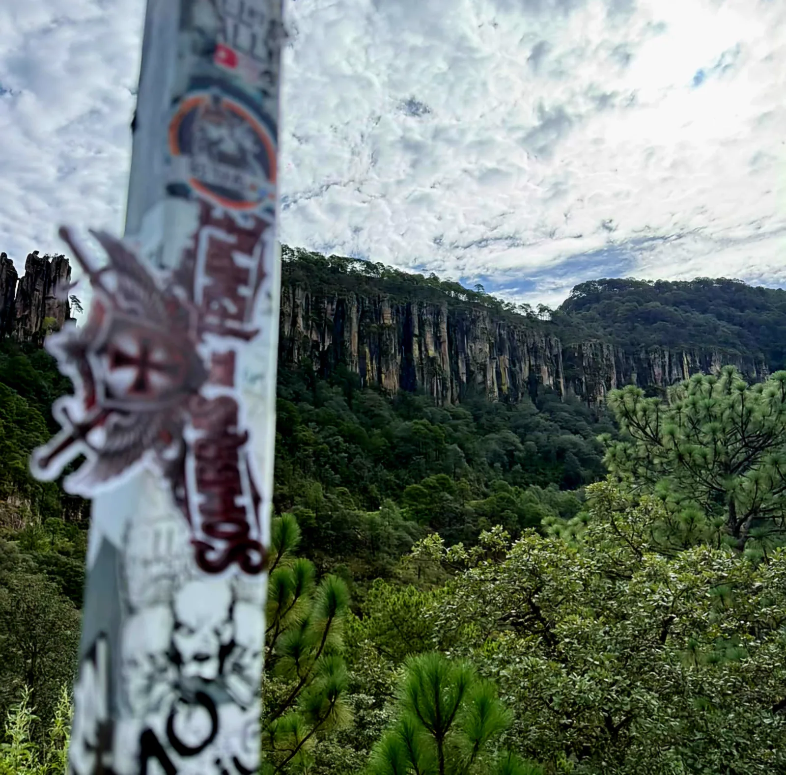 Paisaje de montaña observado durante una ruta de Sombras de Temple.